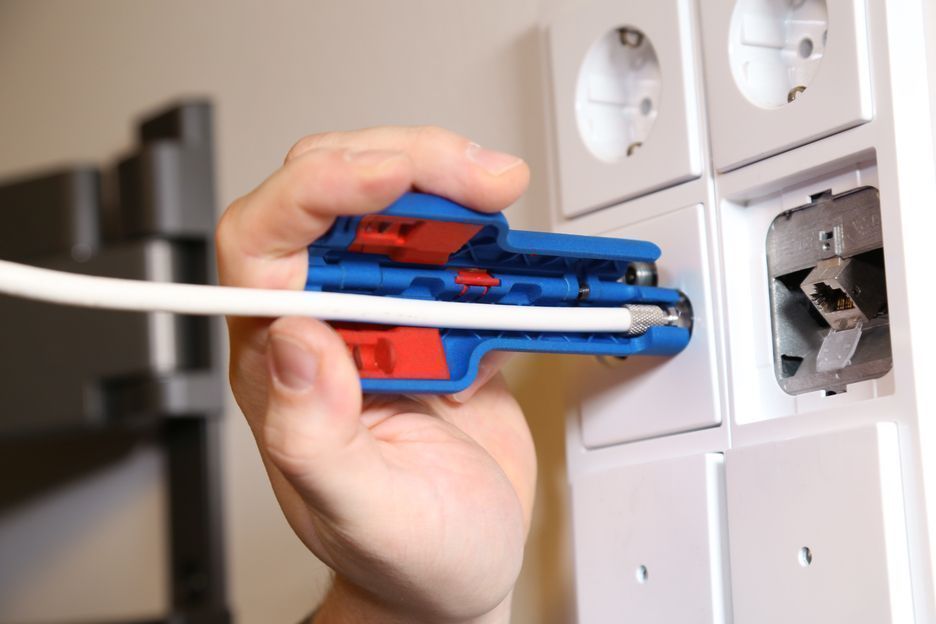 Инструмент для разделки коаксиального кабеля и установки F-коннектора WEICON № 1F Plus