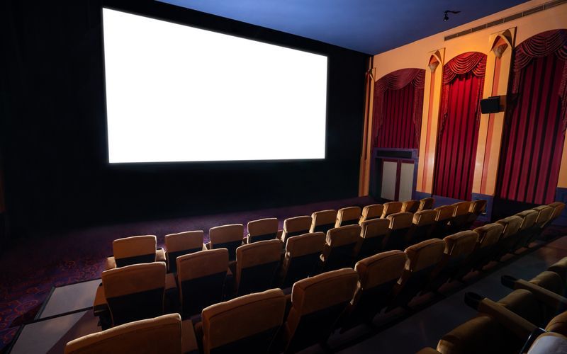 Быстрая уборка полов в кинотеатре с помощью Brady SpillFix