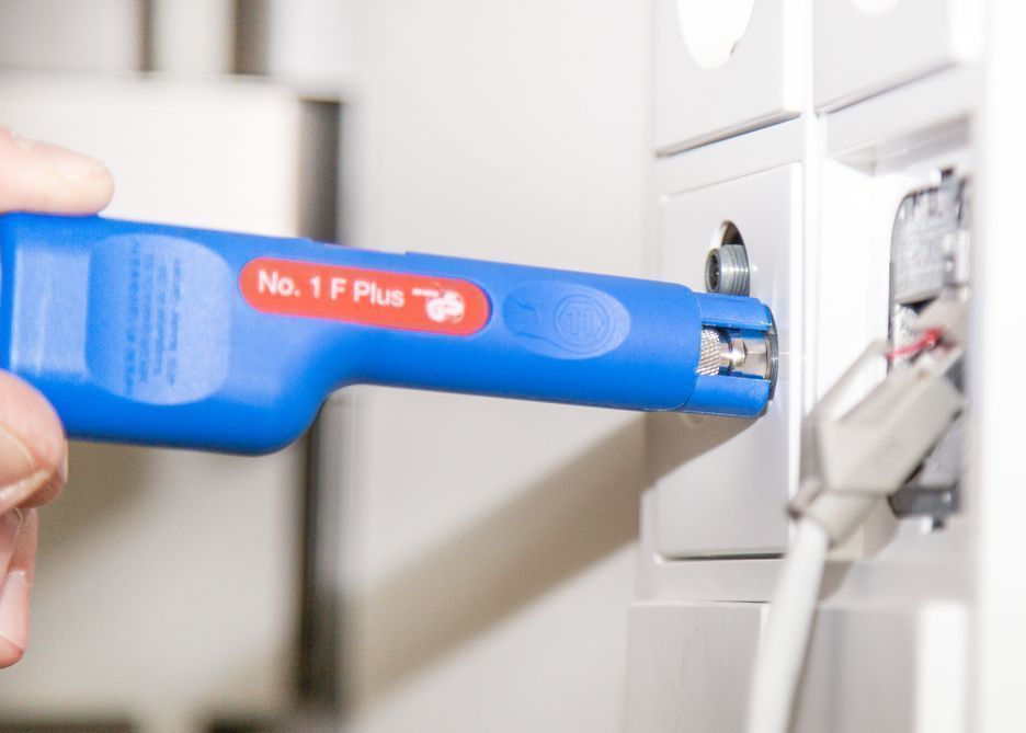 Инструмент для разделки коаксиального кабеля и установки F-коннектора WEICON № 1F Plus