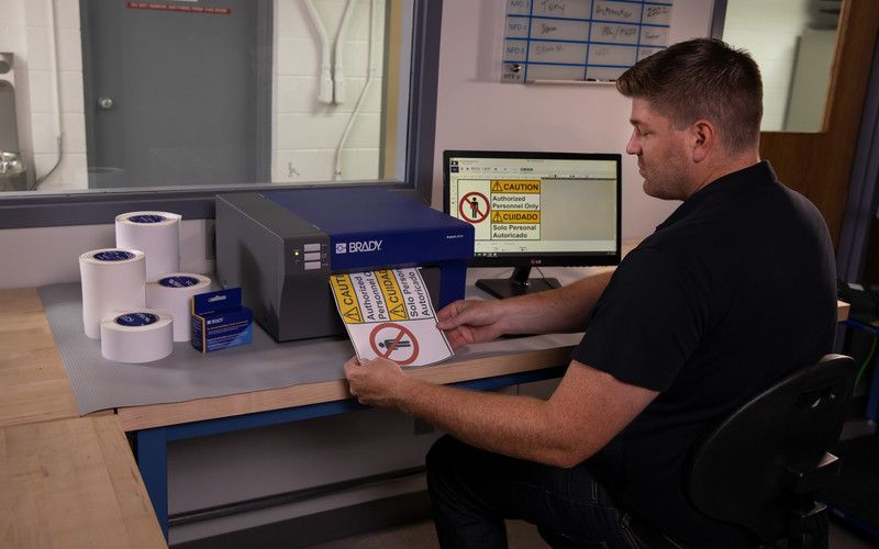 Brady выпускает промышленный струйный принтер этикеток J4000