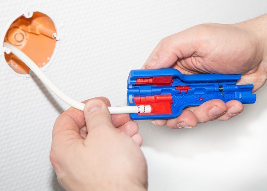 Инструмент для разделки коаксиального кабеля и установки F-коннектора WEICON № 1F Plus