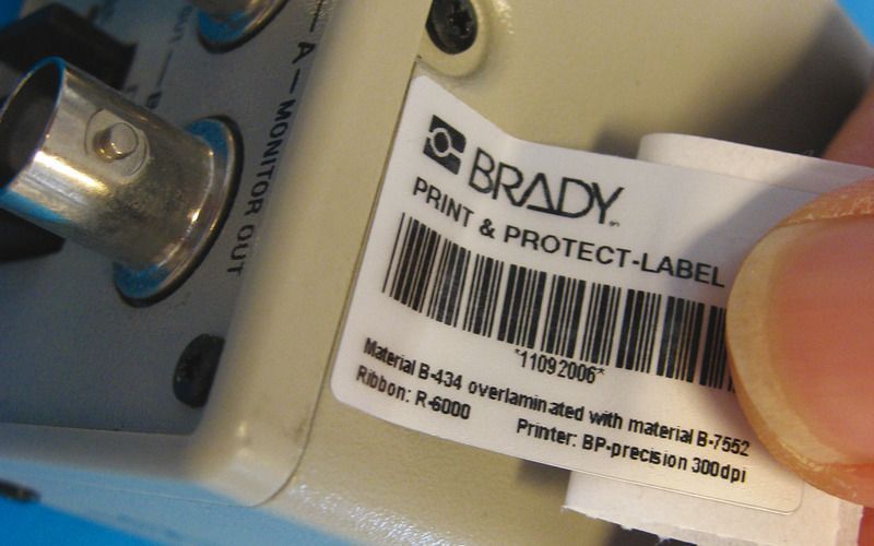 Brady помогает защитить маркировку на производстве с ламинированными этикетками Print & Protect