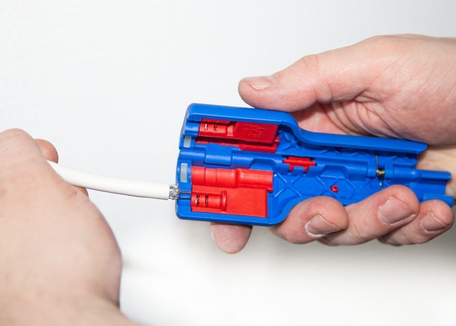 Инструмент для разделки коаксиального кабеля и установки F-коннектора WEICON № 1F Plus