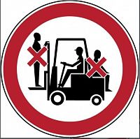 Запрещающий знак безопасности Не катать людей на погрузчик