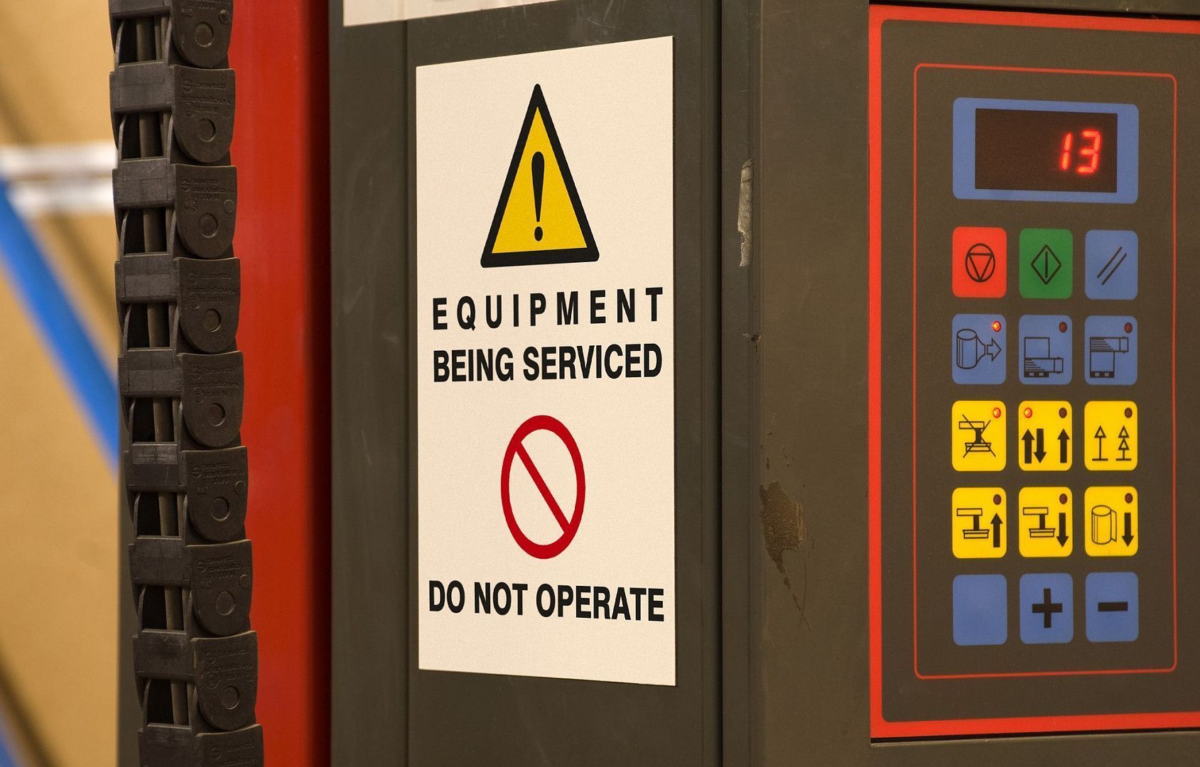 Знаки магнитные "EQUIPMENT BEING SERVICED", 148х105 мм, 5 шт/упак