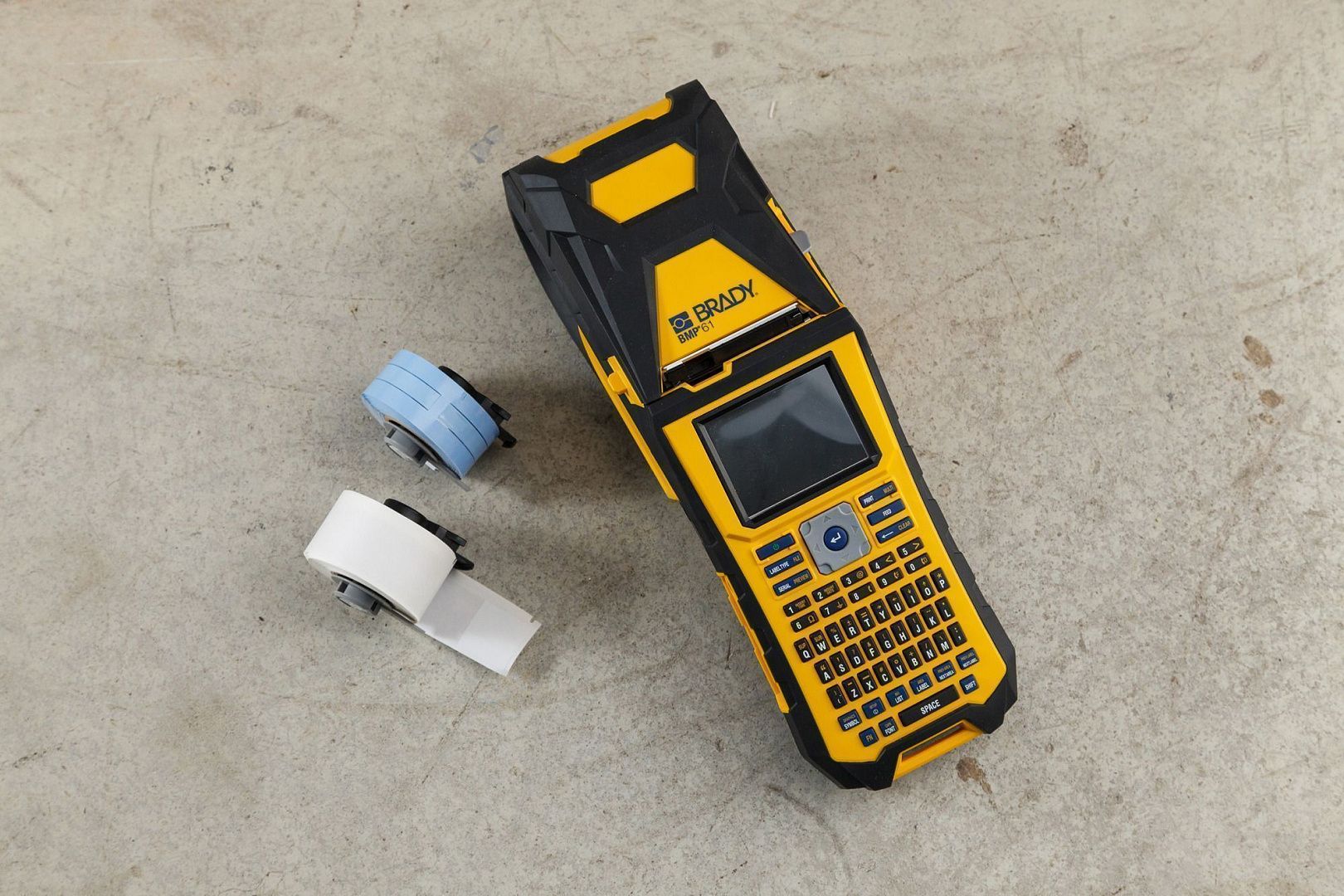 Принтер BRADY BMP61-CYR-W-PWID, c WIFI и ПО BWS для маркировки кабеля и провода (PWID Suite). Русско-англ. клавиатура. В компл.: жесткий кейс, USB кабель, батарея, шнур питания, PTL-19-423, M61-R6010, быстрый старт, СD с информацией о принтере и драй