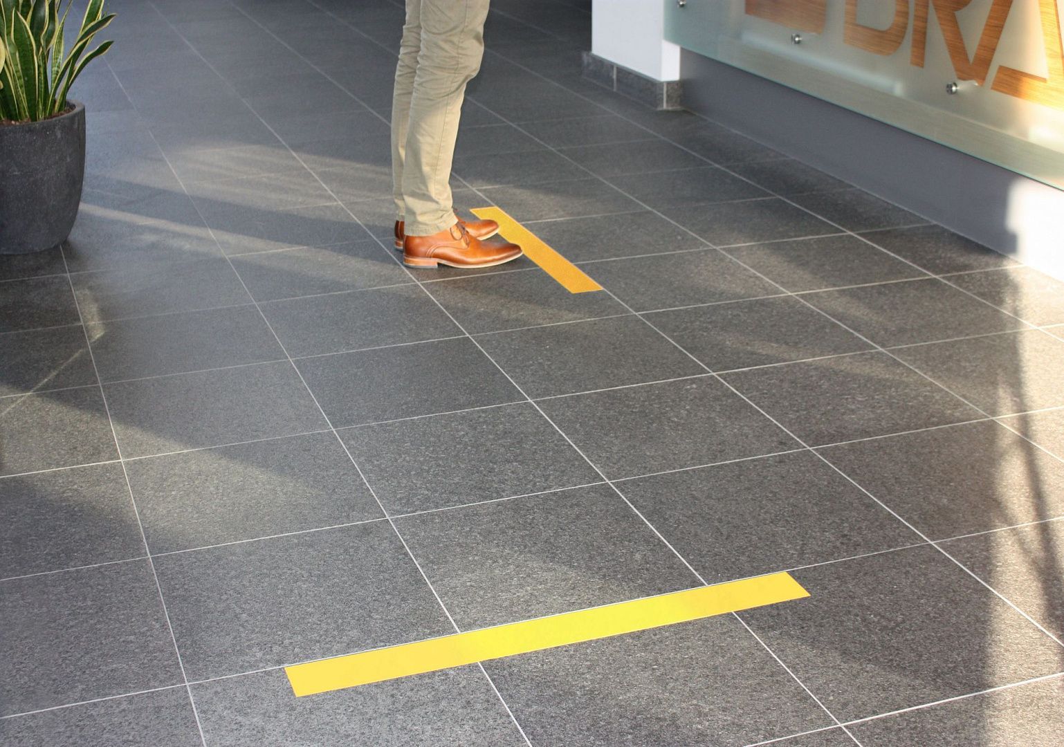 Лента напольная Brady GuideStripe, материал В-3 винил