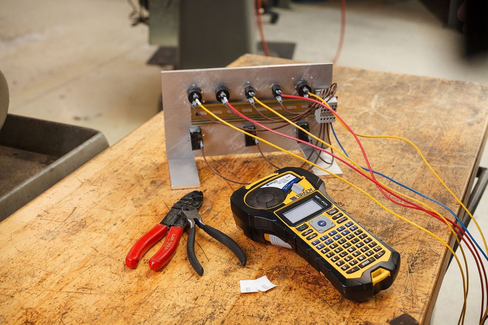 BMP21-Lab (Eng) Портативный ленточный принтер-маркиратор. Упаковка блистер. В комплекте картридж M21-750-7425 белый полипропилен 6.4 м х 19.05 мм