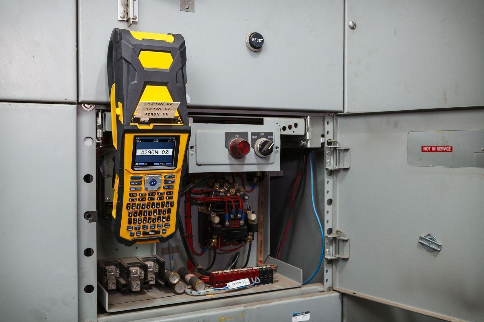 Принтер BRADY BMP61-CYR-W-PWID, c WIFI и ПО BWS для маркировки кабеля и провода (PWID Suite). Русско-англ. клавиатура. В компл.: жесткий кейс, USB кабель, батарея, шнур питания, PTL-19-423, M61-R6010, быстрый старт, СD с информацией о принтере и драй