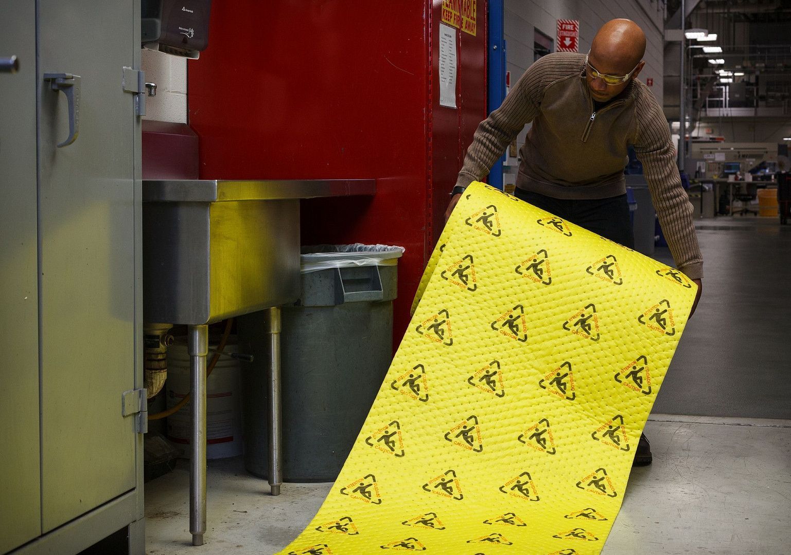 Салфетки в рулоне для сбора химикатов Brady BrightSorb повышенной видимости (рифлёные, 1-сторонний спабонд, 2-слойные)