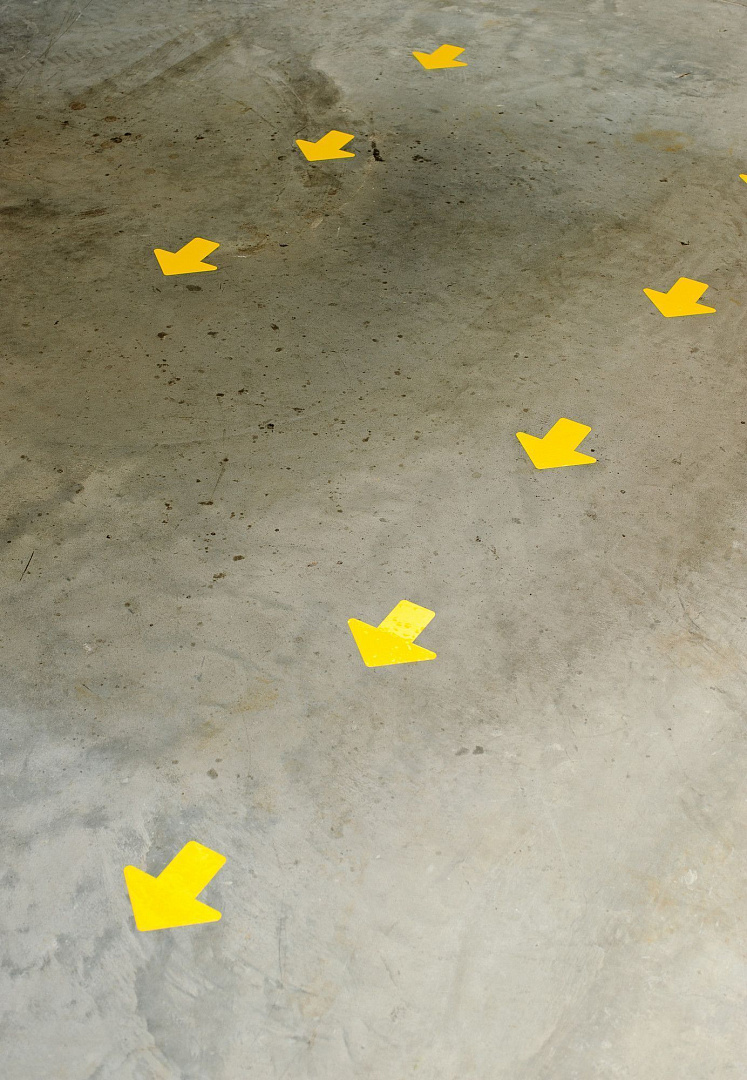 Метки Brady ToughStripe на прозрачной ленте, фиксированный шаг - форма стрелки, полиэстер B-514