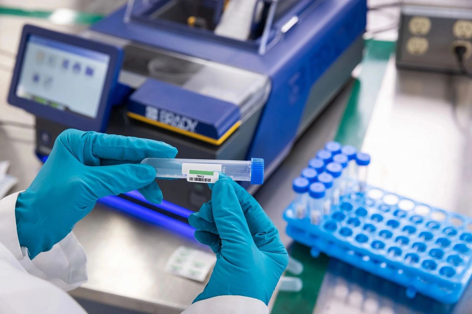 Промышленный цветной принтер этикеток BRADY J7300