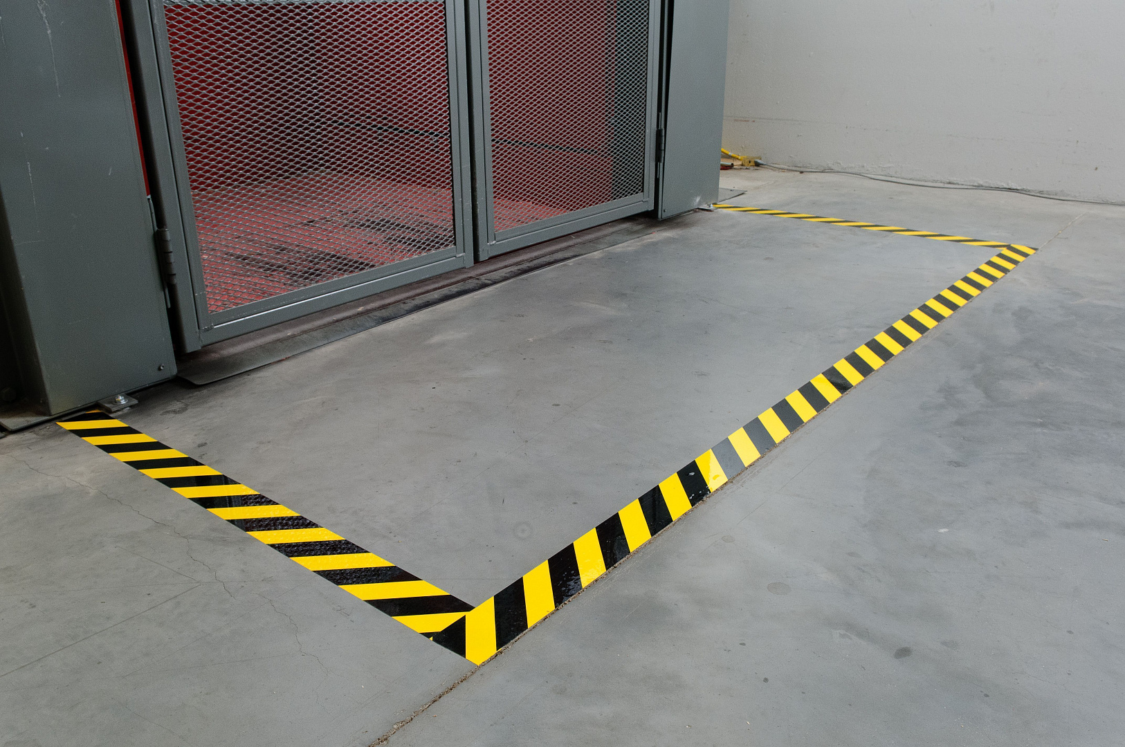 Лента напольная на подложке, материал В-514 полиэстер, ширина 50,8 мм, длина 30 м, черн/желтая, ToughStripe™