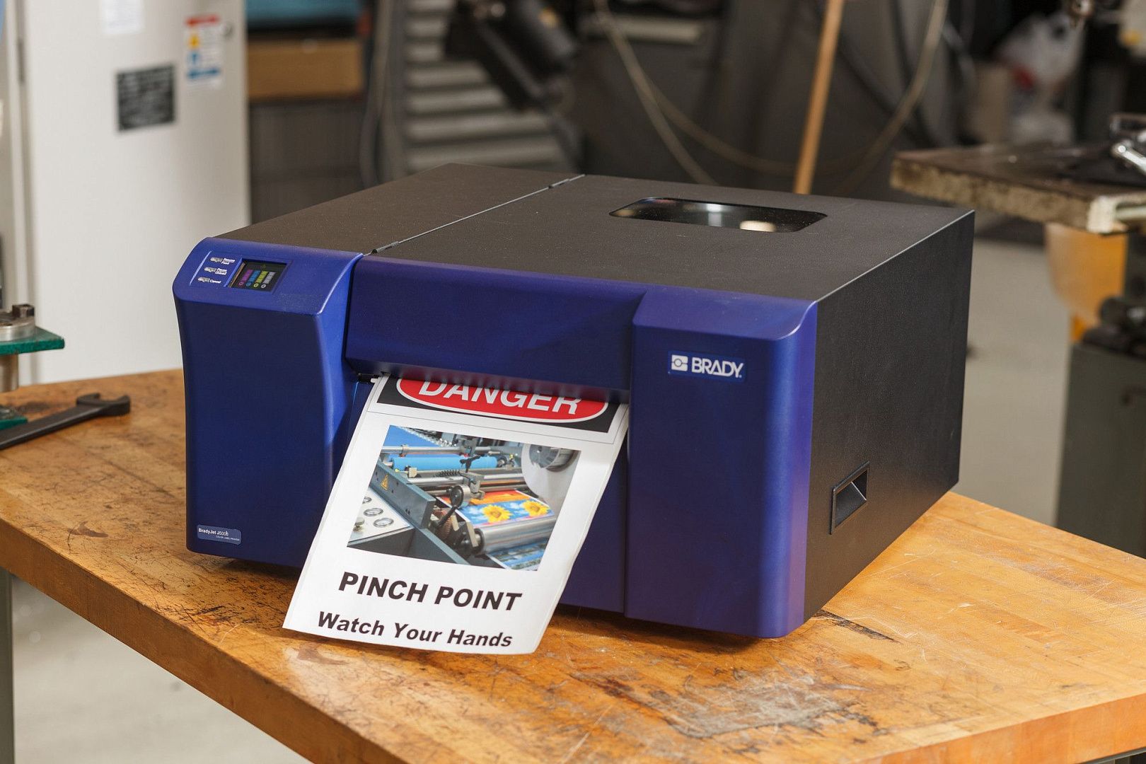 Промышленный цветной принтер этикеток BRADY J5000