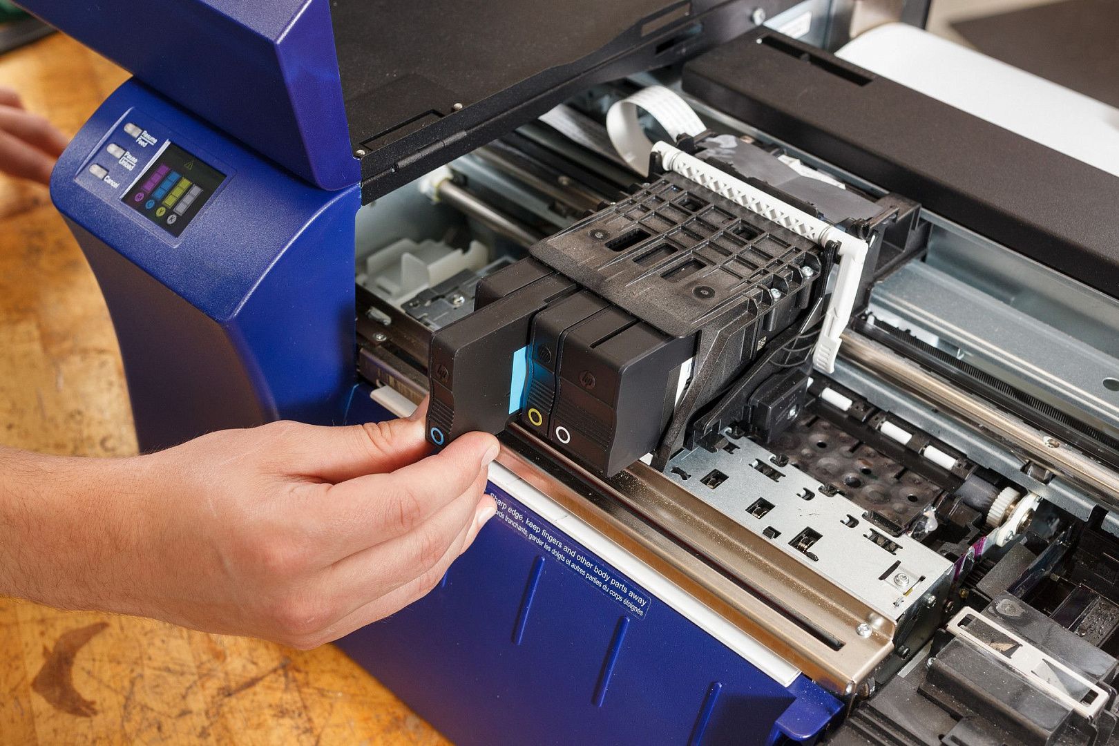 Промышленный цветной принтер этикеток BRADY J5000