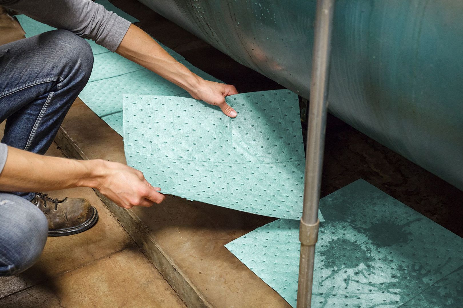 Салфетки для сбора химикатов Brady Universal Plus (рифлёные, 2-сторонний спабонд, 2-слойные)