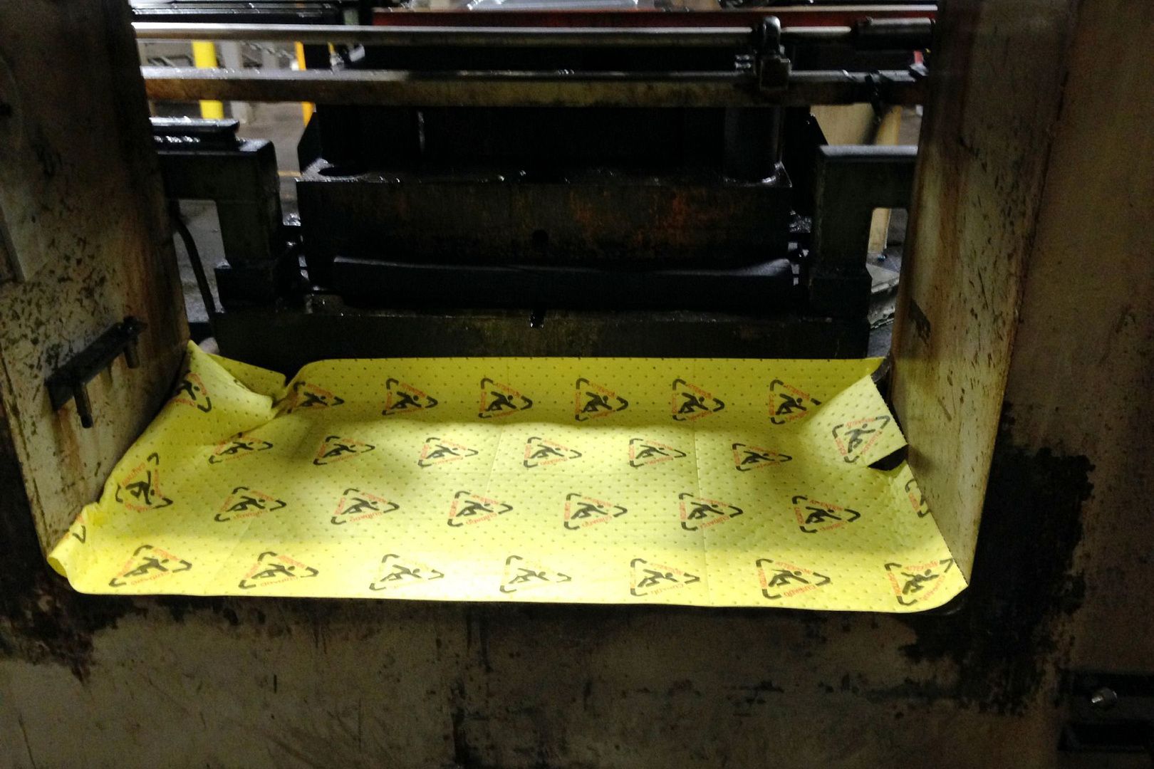 Салфетки в рулоне для сбора химикатов Brady BrightSorb повышенной видимости (рифлёные, 1-сторонний спабонд, 2-слойные)