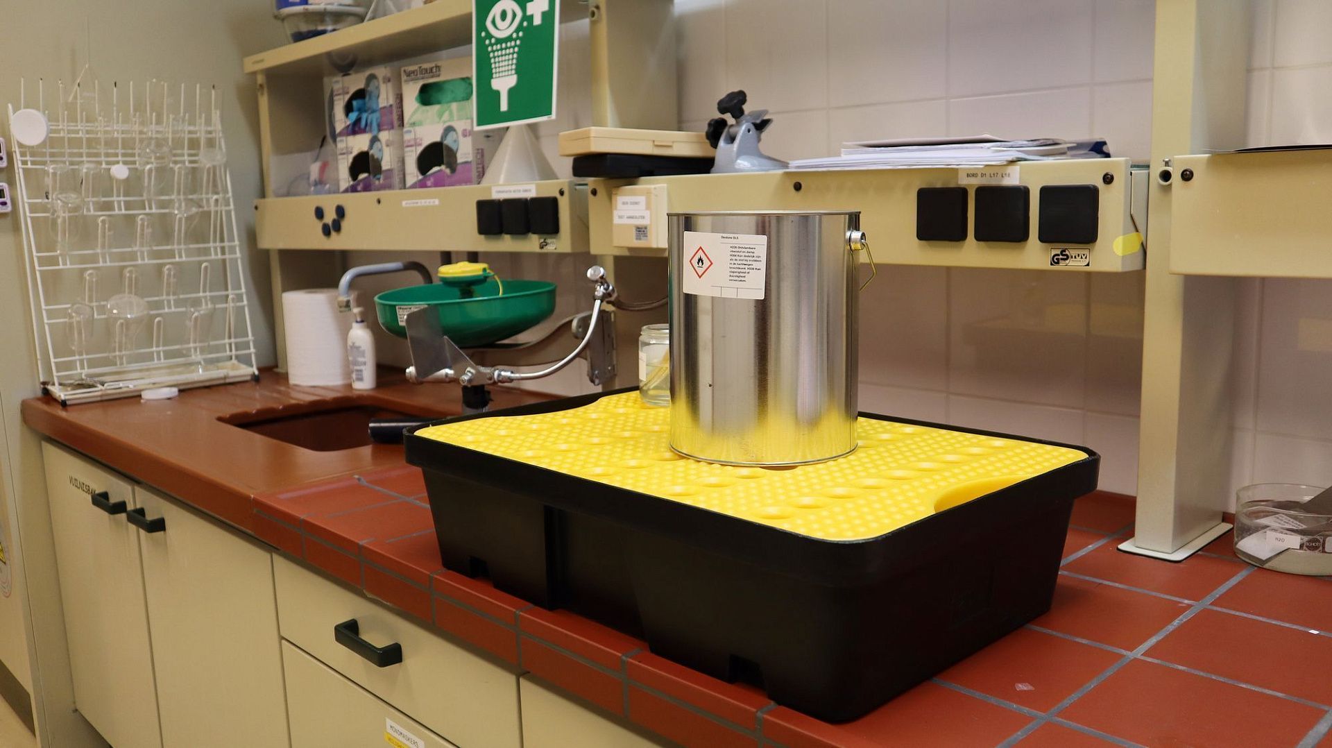 Поддоны Brady Spill Tray для удержания протечек из канистр и малой тары