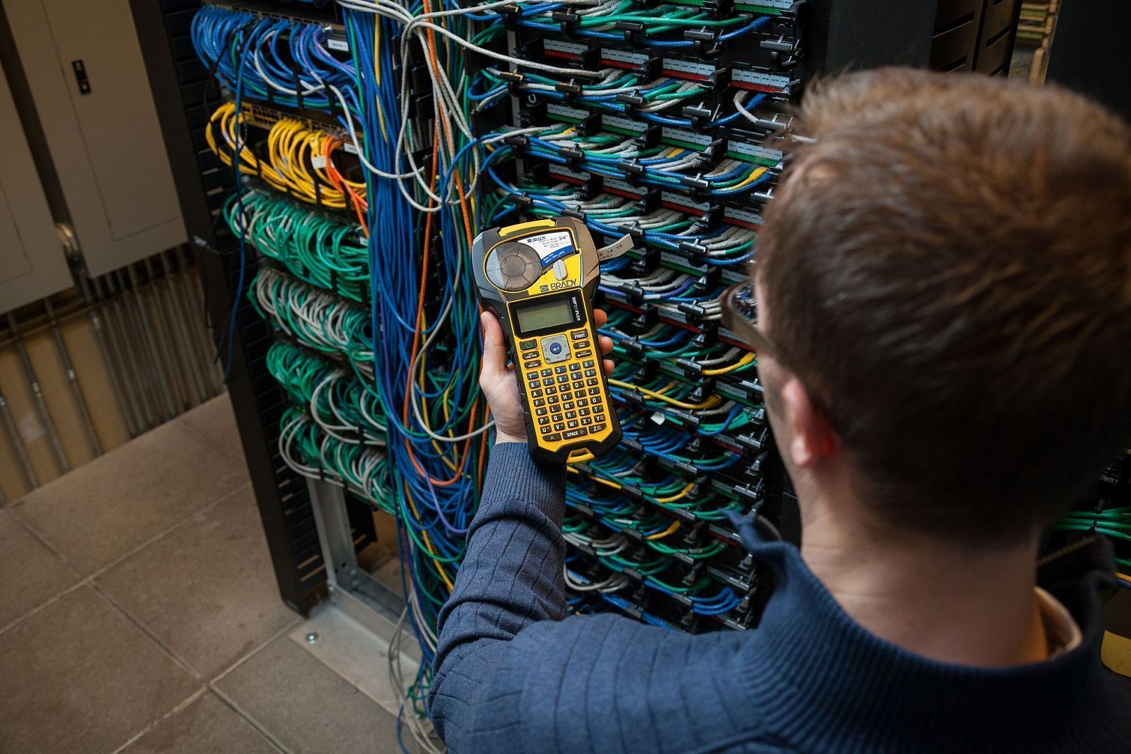 BMP21-Lab (Eng) Портативный ленточный принтер-маркиратор. Упаковка блистер. В комплекте картридж M21-750-7425 белый полипропилен 6.4 м х 19.05 мм