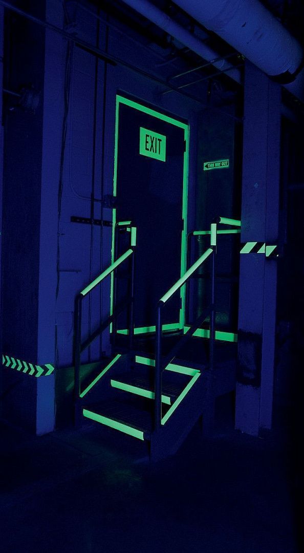 Фотолюминесцентные самоклеящиеся стрелки, материал: фотолюминесцентный винил, цена за 100 стрелок, размер-75мм.