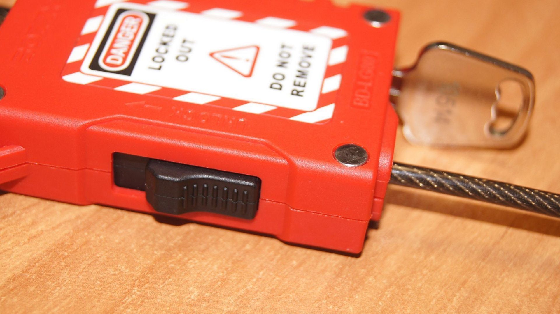 Замок-блокиратор тросовый Точка Безопасности с пиновым цилиндром