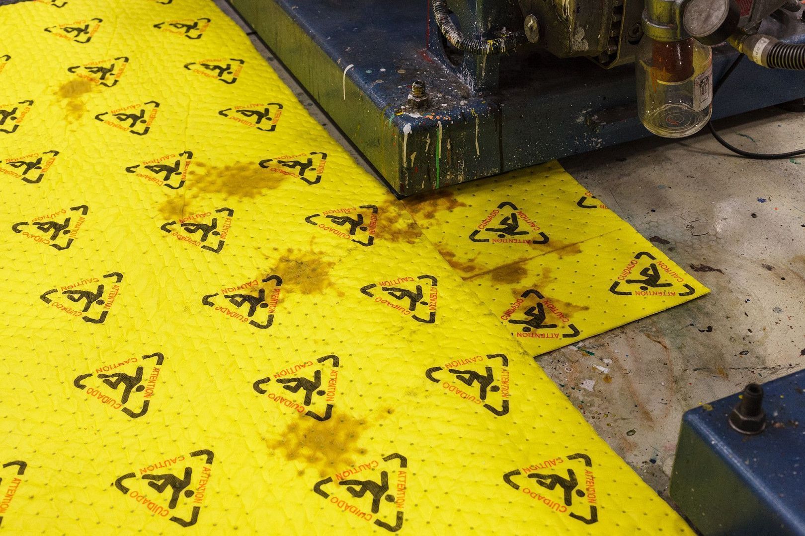 Салфетки для сбора химикатов Brady BrightSorb повышенной видимости (рифлёные, 1-сторонний спабонд, 2-слойные)