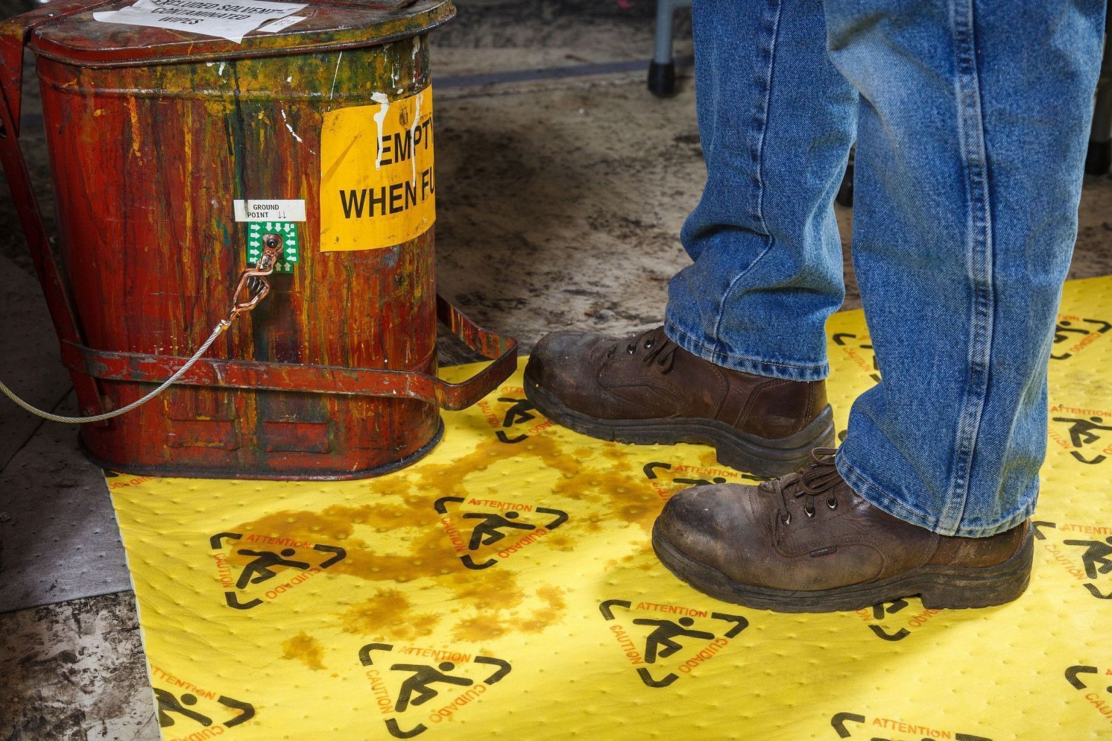 Салфетки в рулоне для сбора химикатов Brady BrightSorb повышенной видимости (рифлёные, 1-сторонний спабонд, 2-слойные)