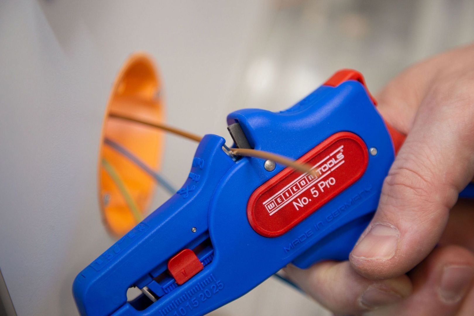 Стриппер WEICON № 5 Pro для снятия ПВХ-изоляции 