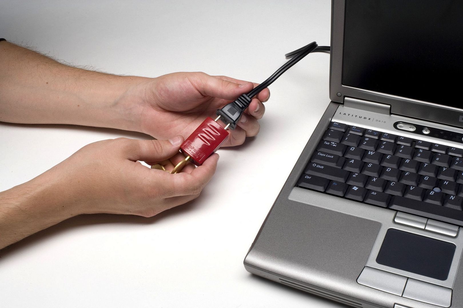 Блокиратор штепселей-вилок Brady Stopower