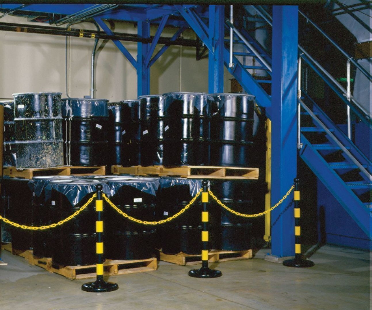 Столбик заграждения, цвет-желтый, столб: диам. 76,2 мм, высота 1,04 м, диам. основания 40,64 см, 1 шт.