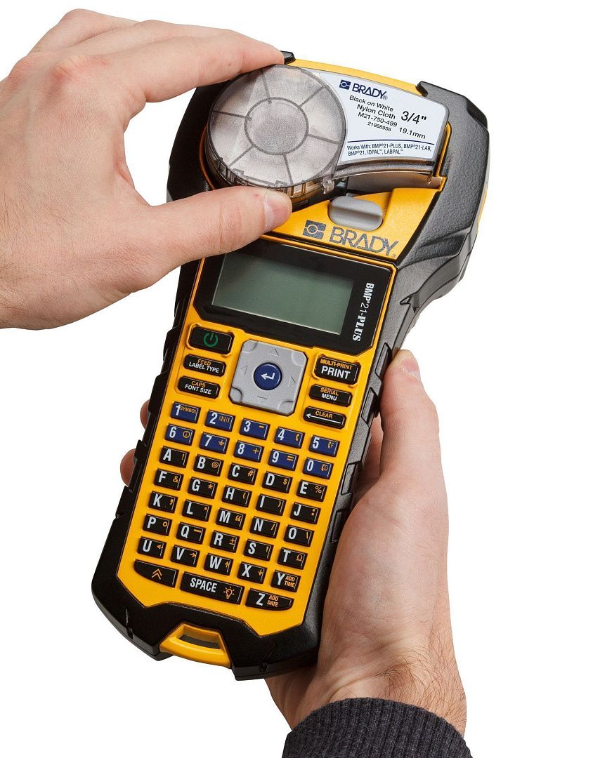 BMP21-Lab (Eng) Портативный ленточный принтер-маркиратор. Упаковка блистер. В комплекте картридж M21-750-7425 белый полипропилен 6.4 м х 19.05 мм