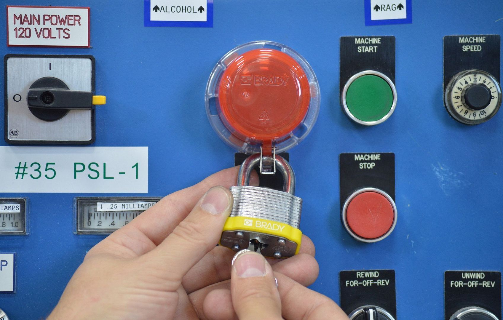 Блокиратор кнопки со съемным колпачком малый, поликарбонат, диаметр отверстия для кнопки – 17 мм, высота – 50 мм, диаметр основания – 64 мм, цвет – красный (в комплекте три наклейки: прозрачная, желтая, красная), 1 шт/упак