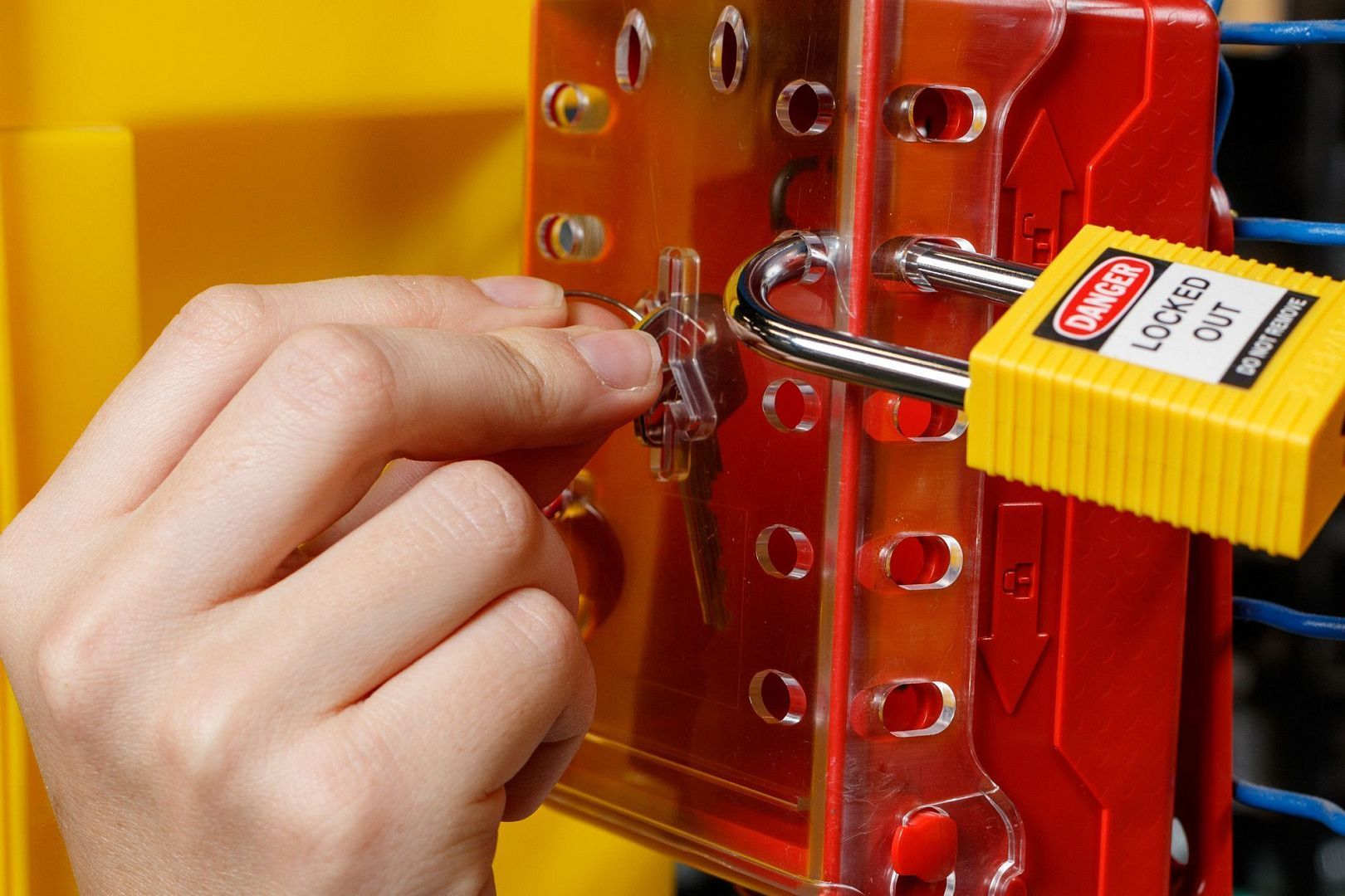 Бокс групповой компактный, пластик, количество отверстий для замков – 12, 149х100х70 мм, цвет – красный, 1 шт/упак 