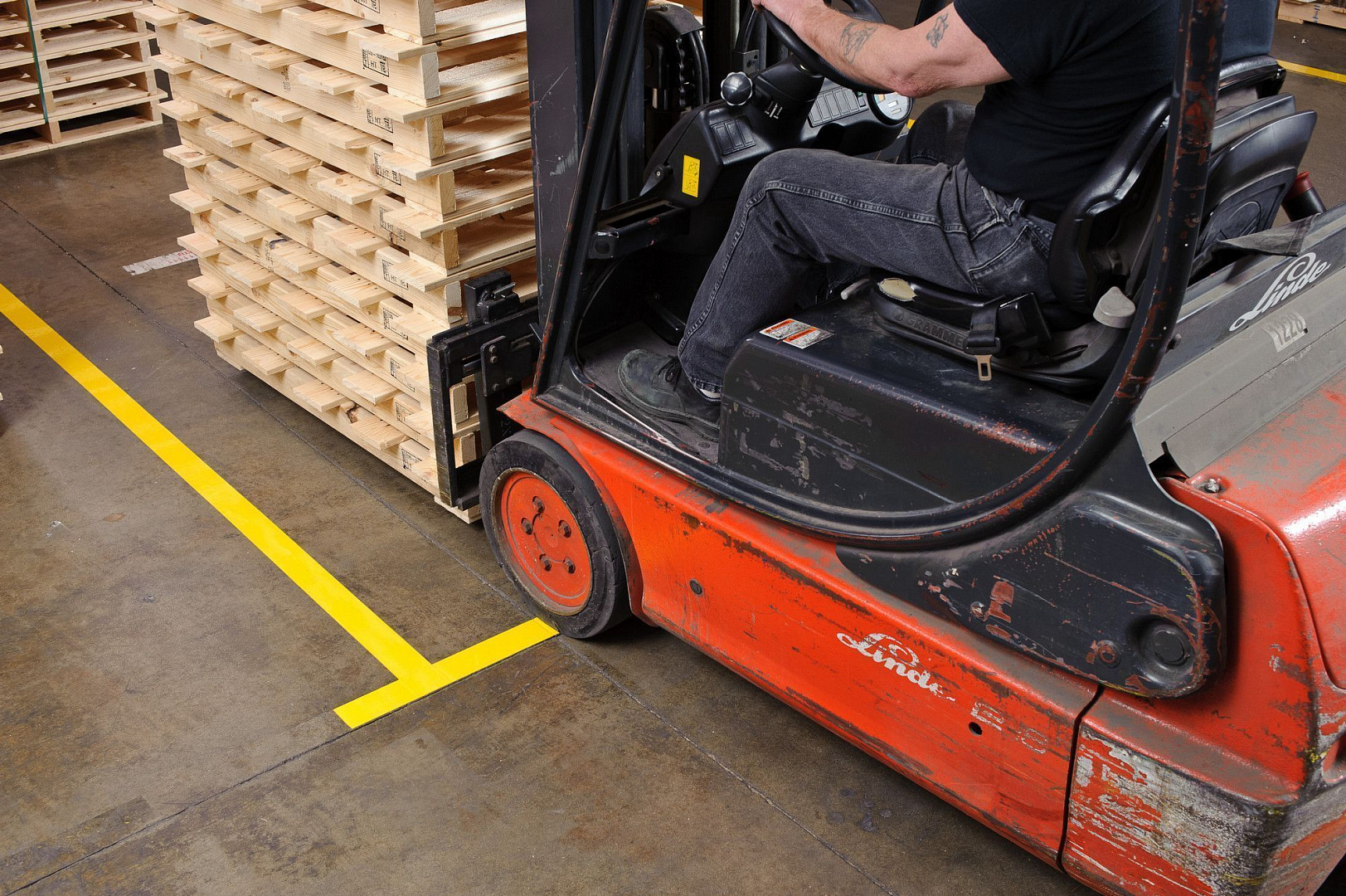 Лента напольная на подложке, материал В-514 полиэстер, ширина 50,8 мм, длина 30 м, желтая, ToughStripe™