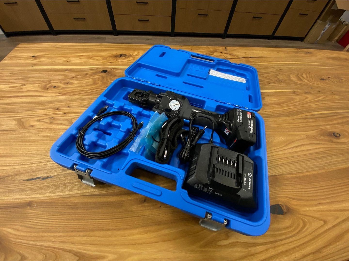 Аккумуляторный электрогидравлический пресс Cembre B450ND-BV для обжима каб. наконечников