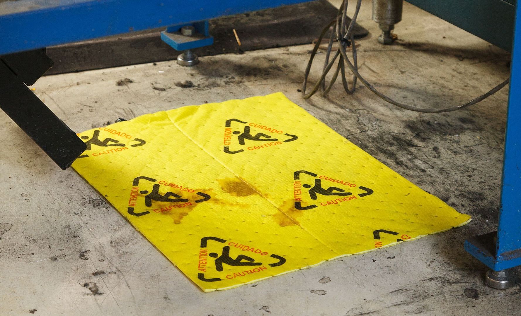 Салфетки для сбора химикатов Brady BrightSorb повышенной видимости (рифлёные, 1-сторонний спабонд, 2-слойные)