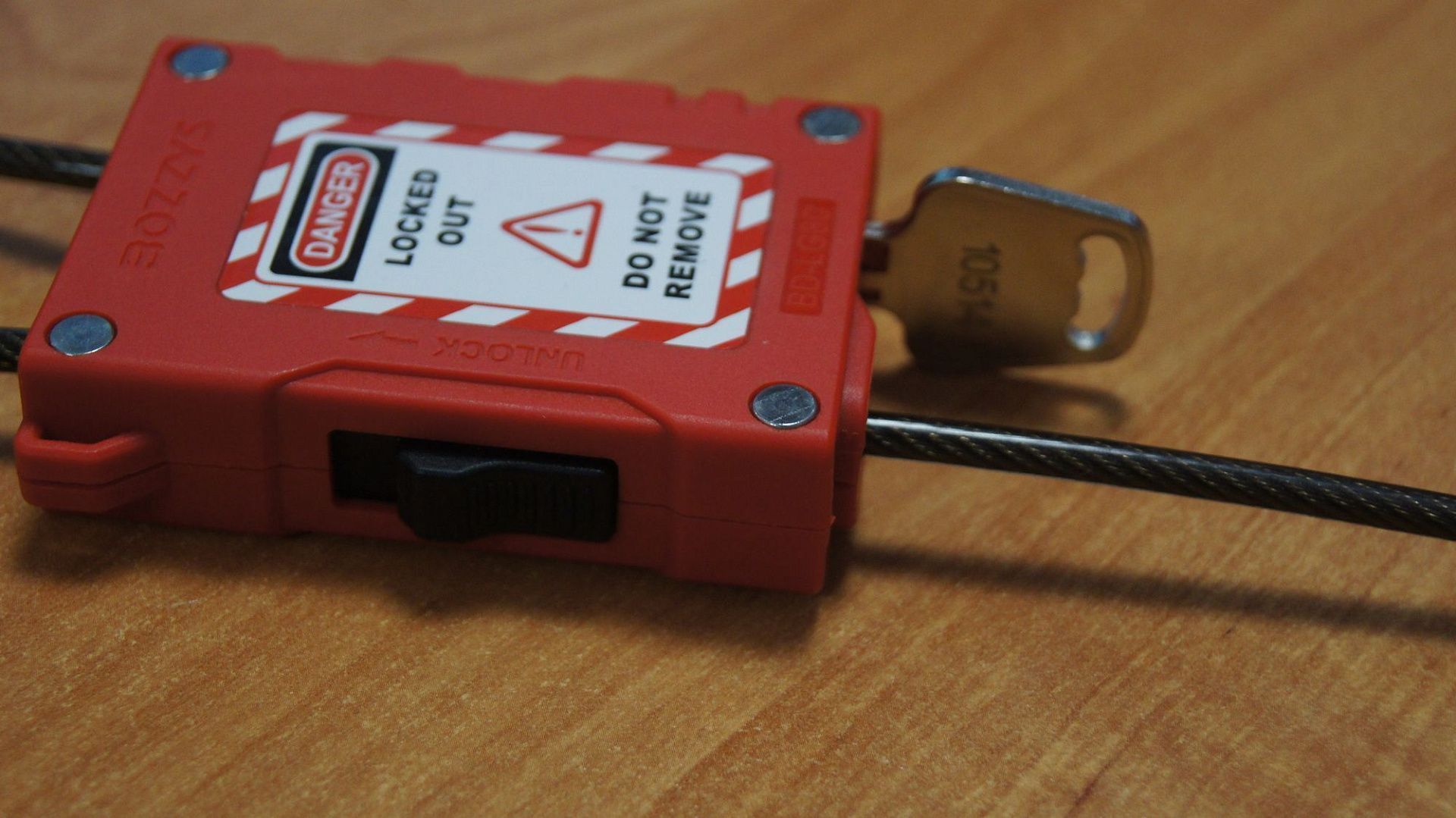 Замок-блокиратор тросовый Точка Безопасности с пиновым цилиндром