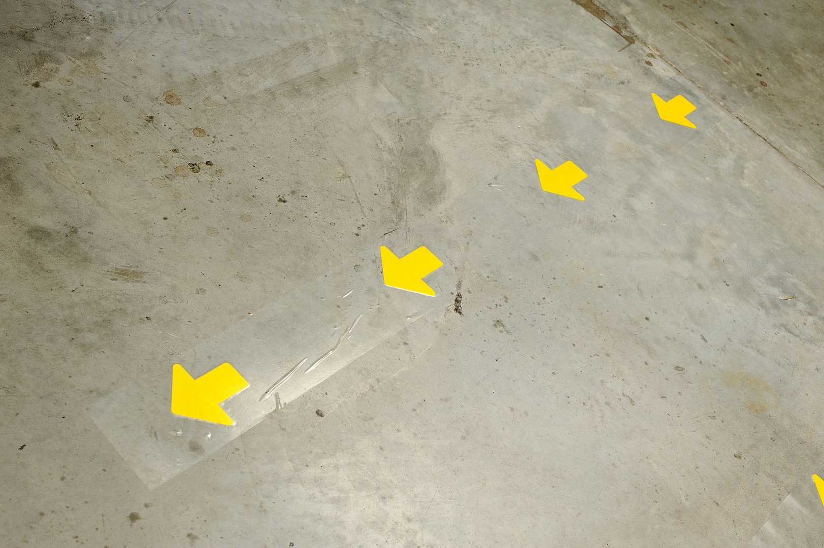 Метки Brady ToughStripe на прозрачной ленте, фиксированный шаг - форма стрелки, полиэстер B-514