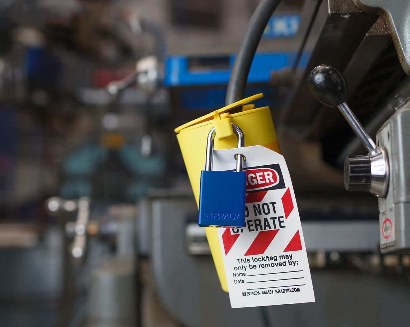 Блокиратор штепсельных разъемов универсальный, полипропилен, 159х88 мм, цвет – желтый, 1 шт/упак