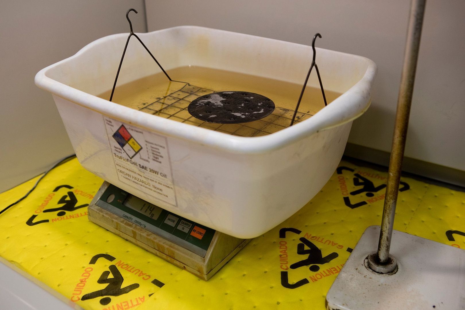 Салфетки для сбора химикатов Brady BrightSorb повышенной видимости (рифлёные, 1-сторонний спабонд, 2-слойные)