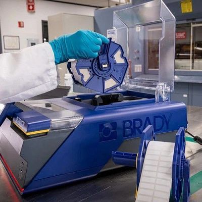 Промышленный цветной принтер этикеток BRADY J7300