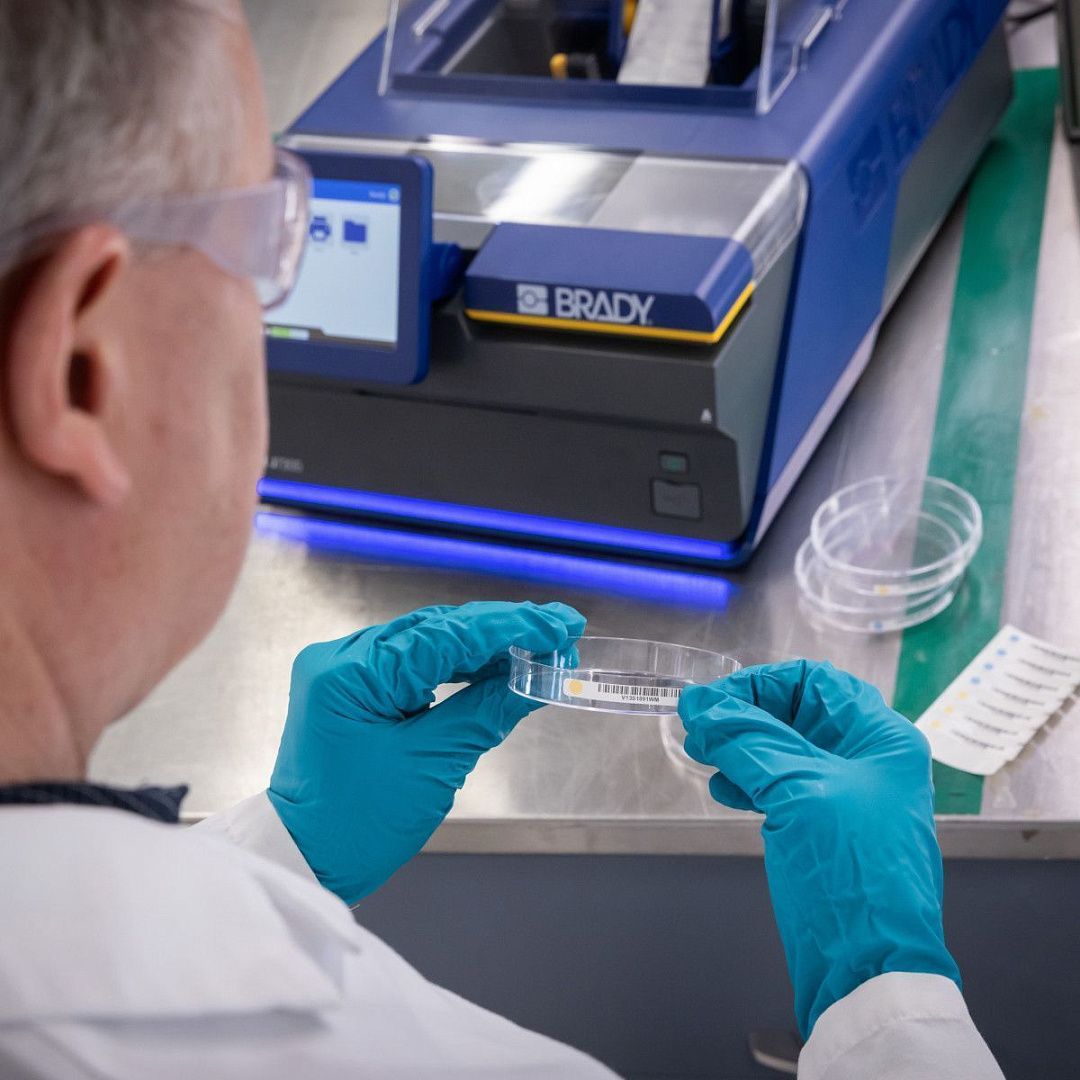 Промышленный цветной принтер этикеток BRADY J7300