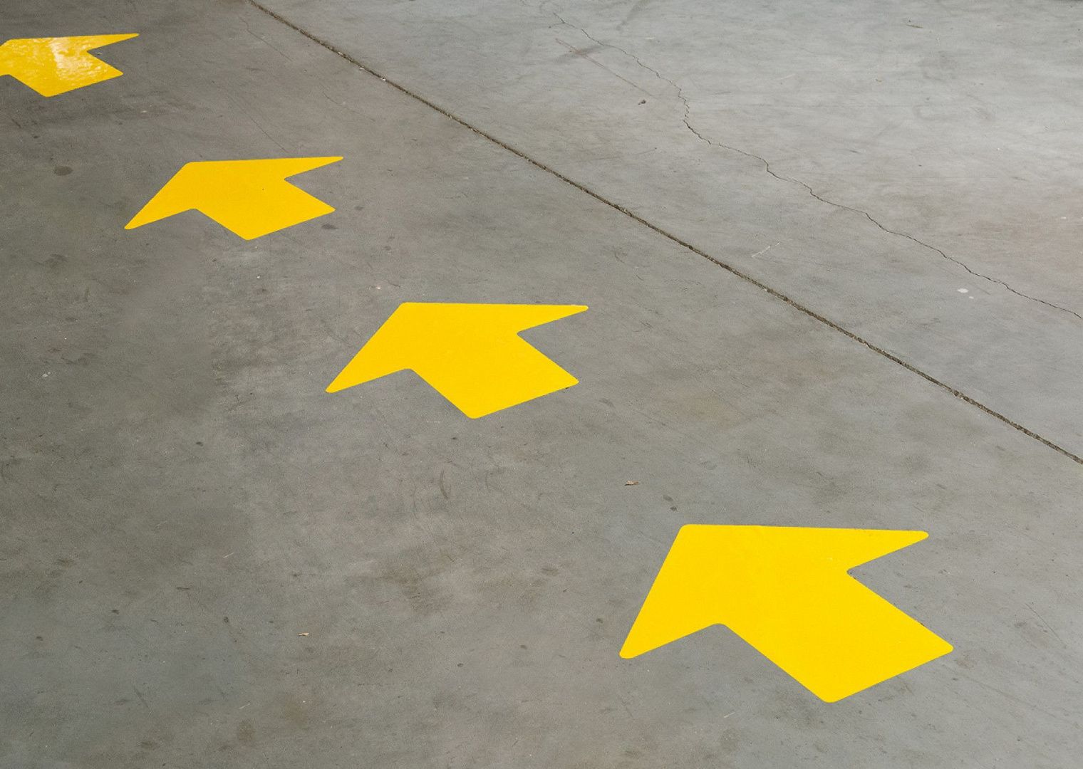 Метки Brady ToughStripe напольные в форме стрелки из полиэстера B-514