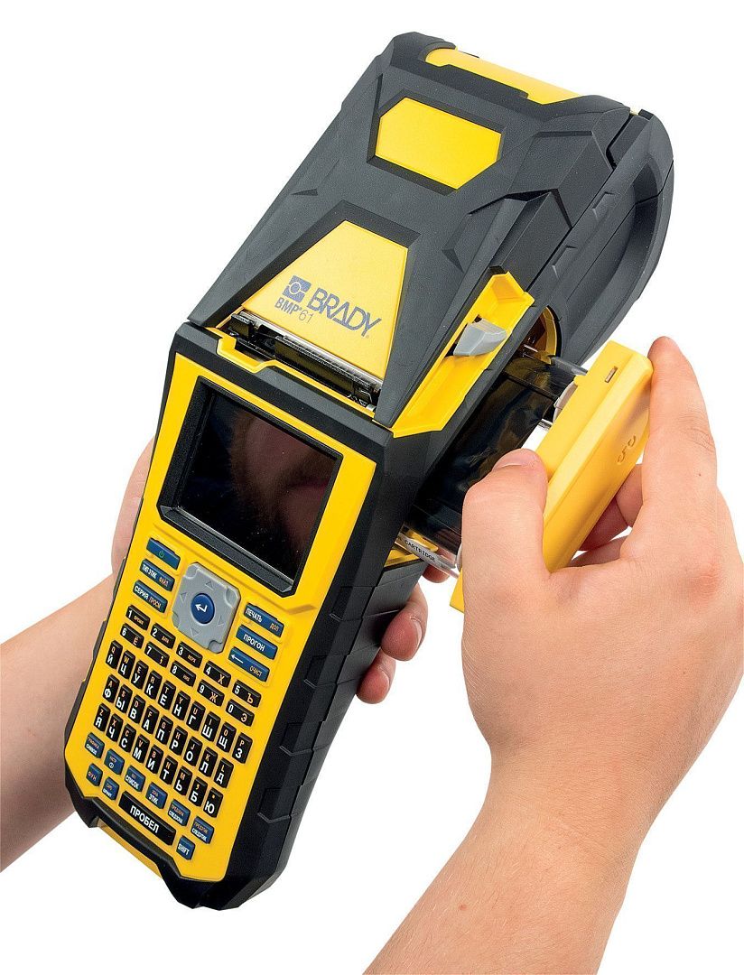 Принтер BRADY BMP61-CYR-W-PWID, c WIFI и ПО BWS для маркировки кабеля и провода (PWID Suite). Русско-англ. клавиатура. В компл.: жесткий кейс, USB кабель, батарея, шнур питания, PTL-19-423, M61-R6010, быстрый старт, СD с информацией о принтере и драй