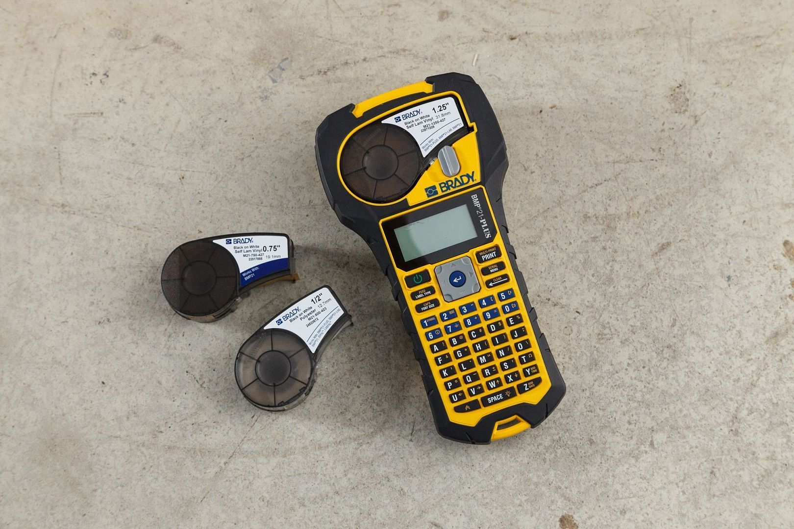 BMP21-Lab (Eng) Портативный ленточный принтер-маркиратор. Упаковка блистер. В комплекте картридж M21-750-7425 белый полипропилен 6.4 м х 19.05 мм