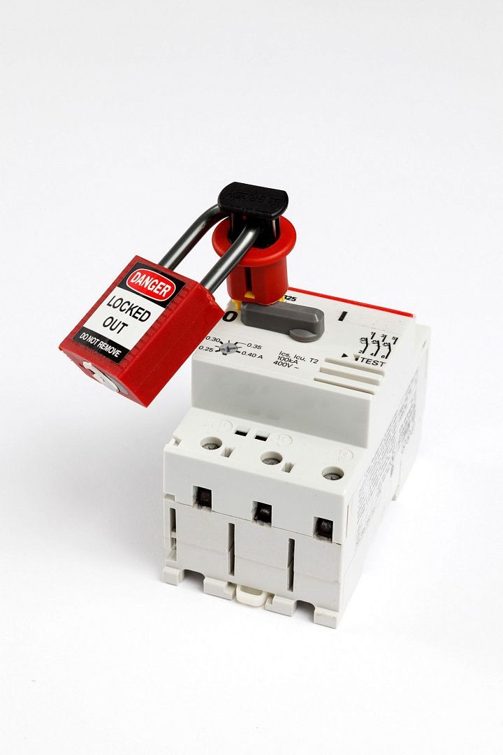 Блокиратор полюсных автоматов ABB MS325, нейлон и сталь, зажим наружу, ширина зажима – 15.8 мм, 42х24 мм, цвет – красный, 1 шт/упак