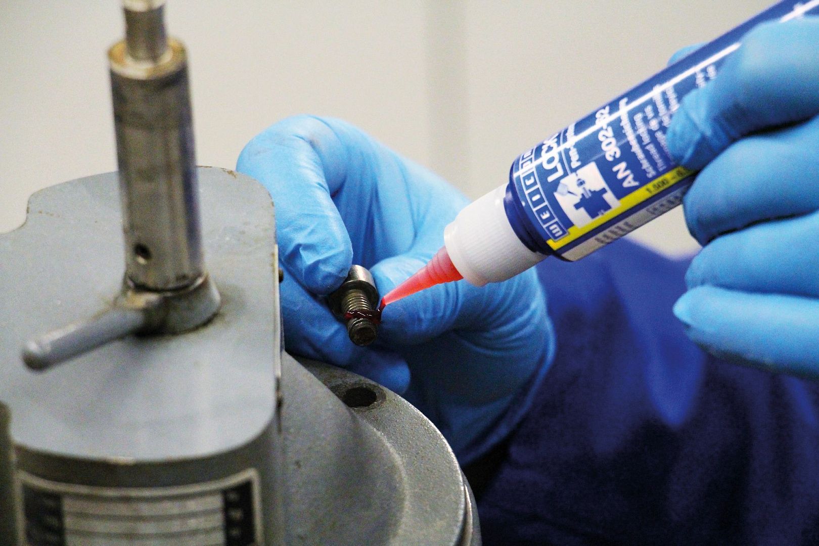 10017881 WEICONLOCK AN 302-62 Фиксатор резьбы (50 мл) высокая сила фиксации, высокая вязкость, макс. зазор 0,25мм. Красный