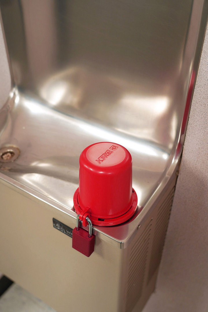 Блокиратор вентиля со съёмной рукоятью, полипропилен, диаметр отверстия для шпинделя – 64 мм, 112х120 мм, цвет – красный, 1 шт/упак