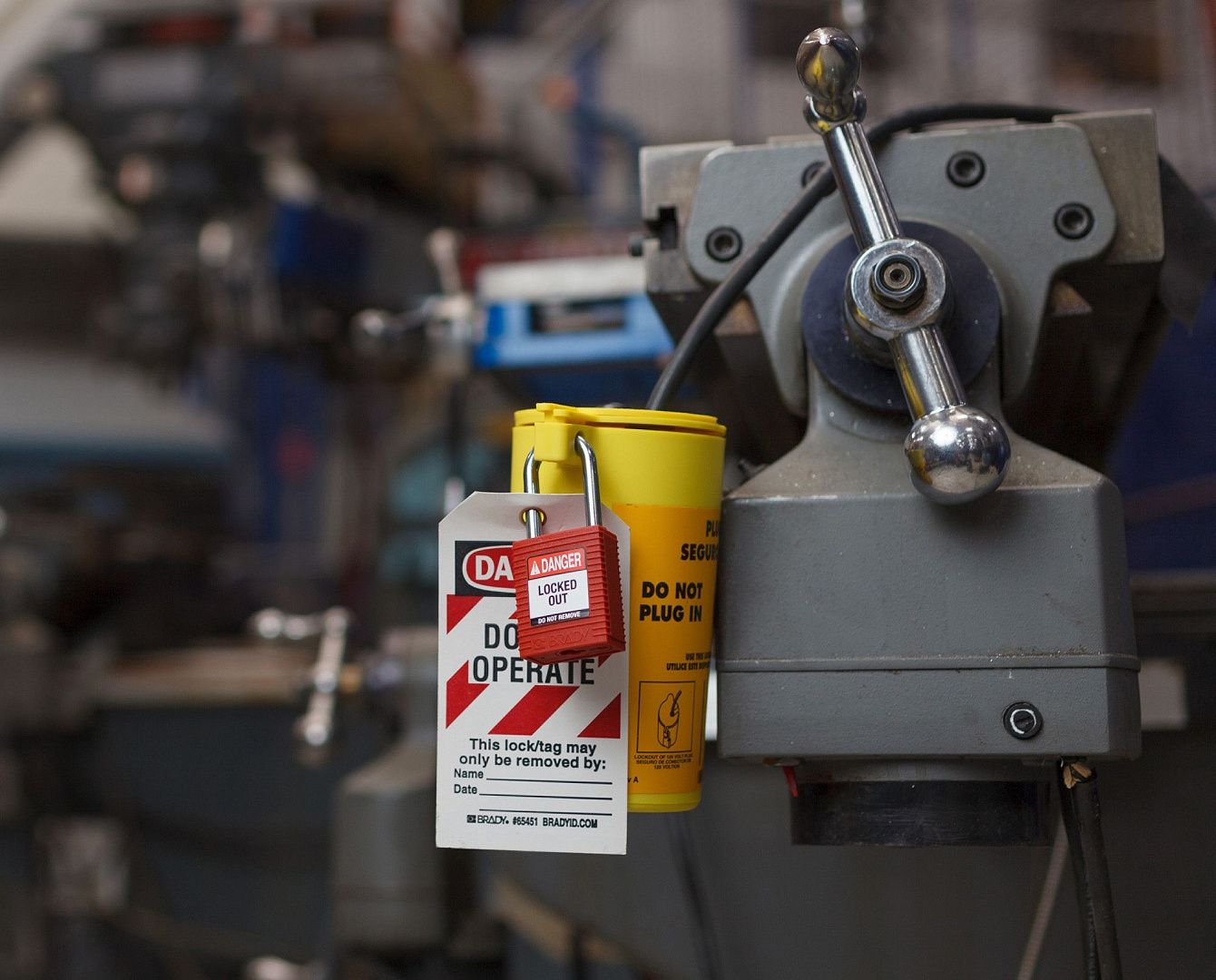 Блокиратор штепсельных разъемов Brady универсальный