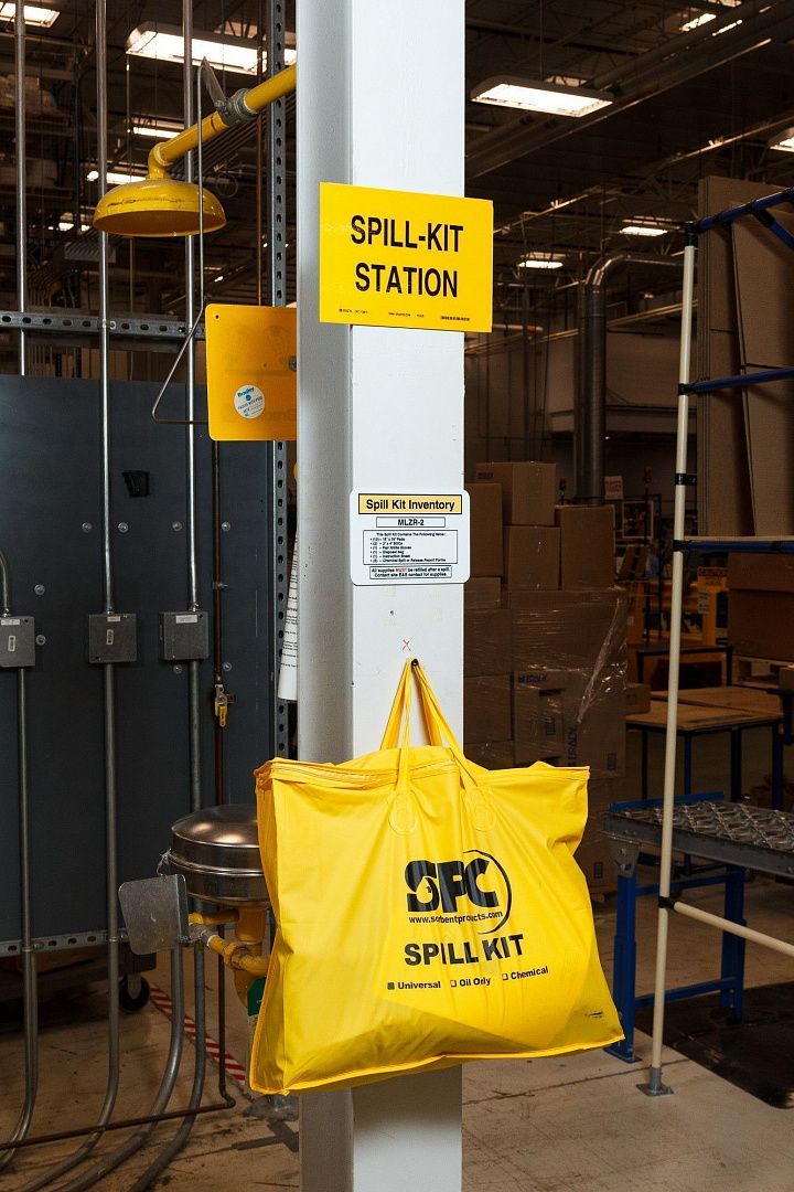 Комплект сорбентов для устранения пролива масла Brady SPC Spill Kit в сумке
